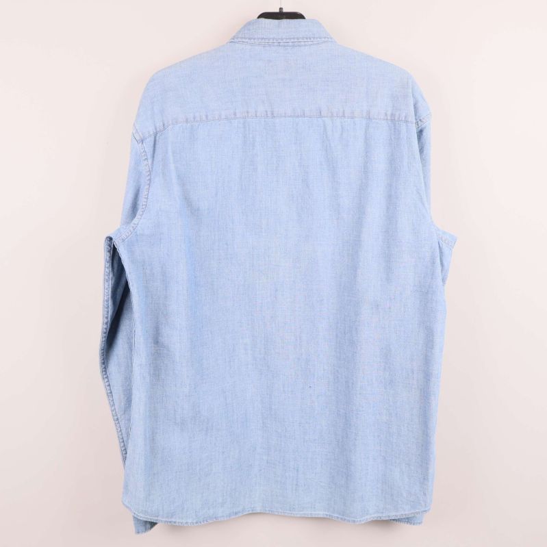 Baksidan av ljusblå skjorta visas i sin helhet