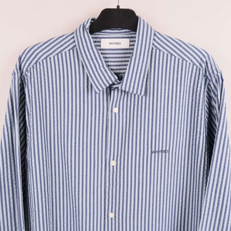 Närbild på skjortans krage och bröstlogo