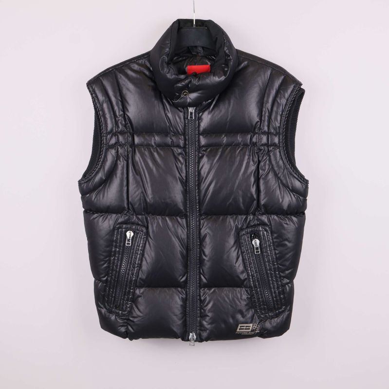 Framsida av svart vadderad dunväst med dragkedja