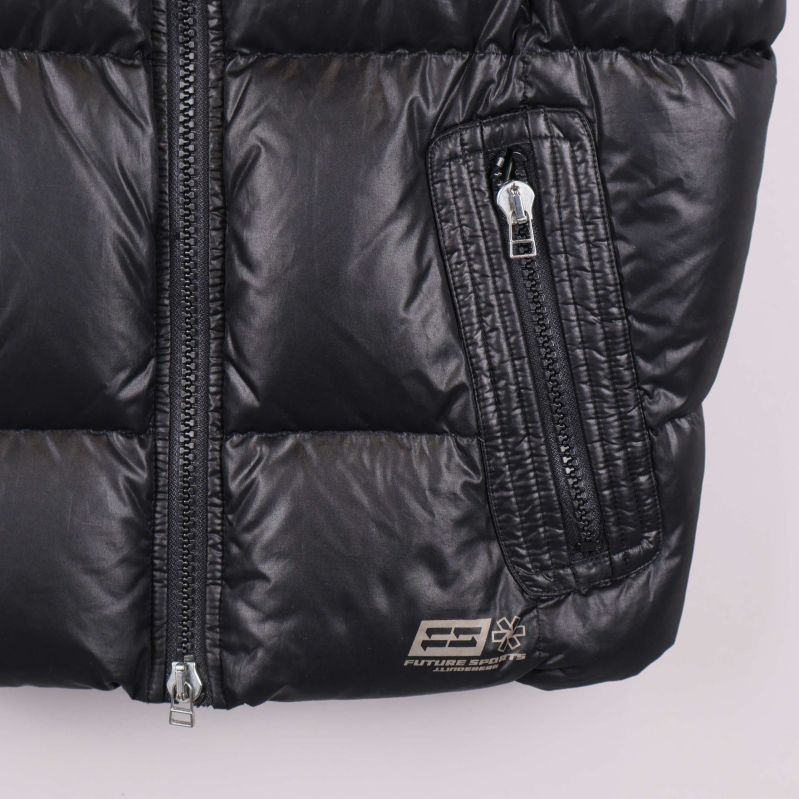 Detaljbild på ficka med dragkedja och logomärke nedtill