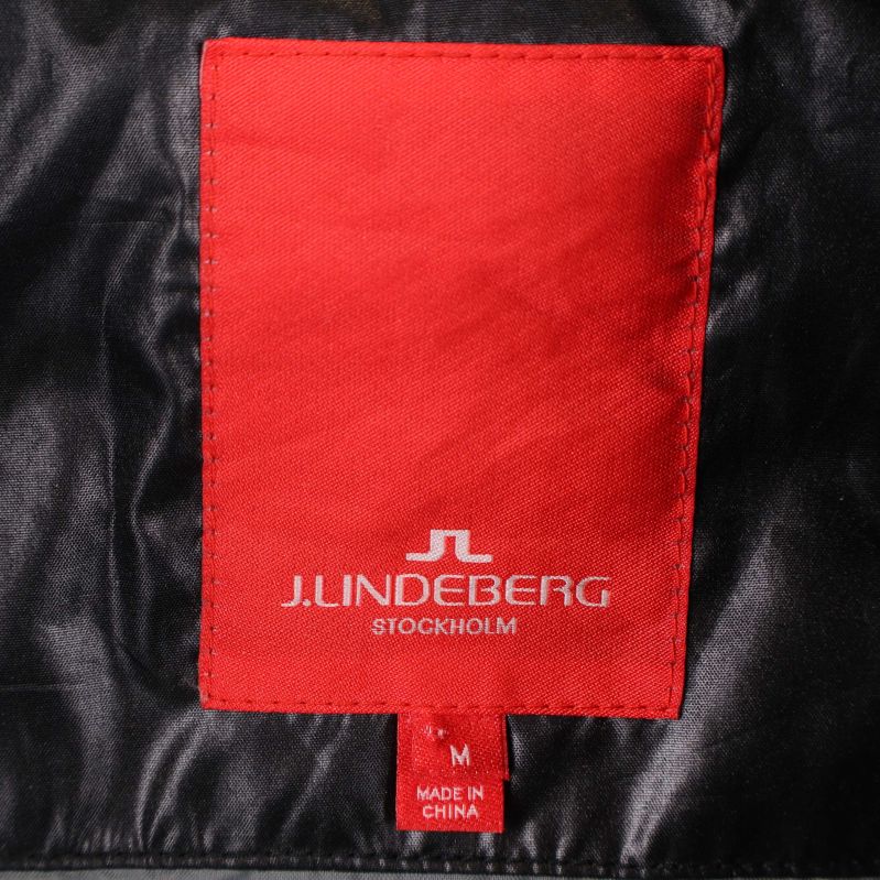Röd etikett med varumärke J.Lindeberg i väst