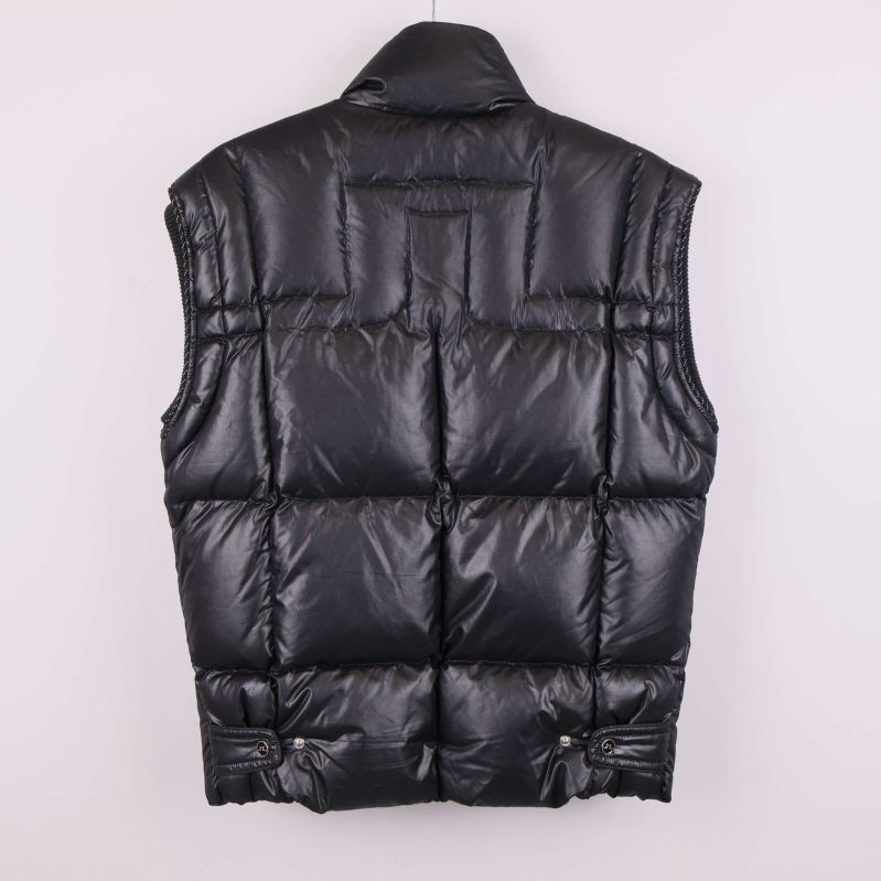 Baksida av svart glansig dunväst med quiltade paneler