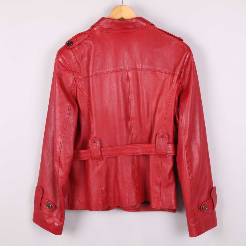 Baksidan av röd skinnjacka med bälte