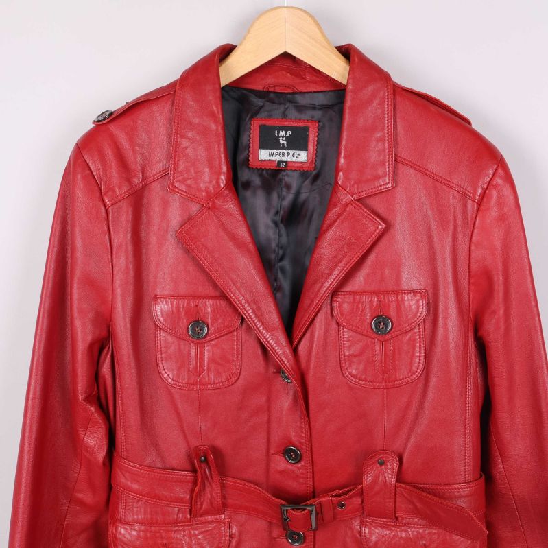 Närbild på röd skinnjacka med fickor och knappar framtill