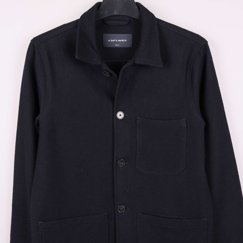 A Day's March logotyp inuti jackan