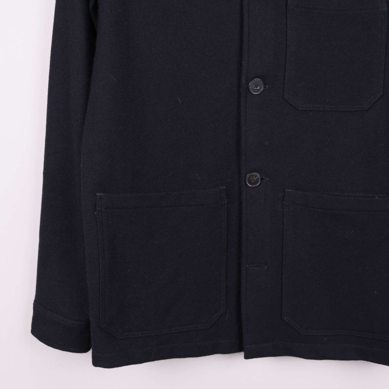 Bröstficka och knappdetaljer