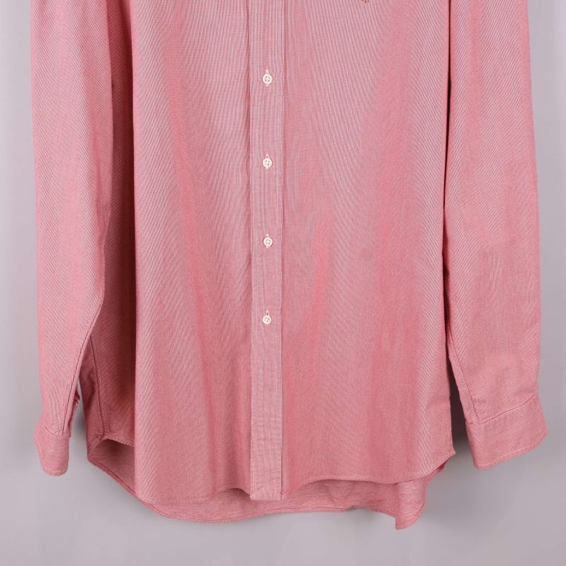 Detaljbild av tyg och knäppning