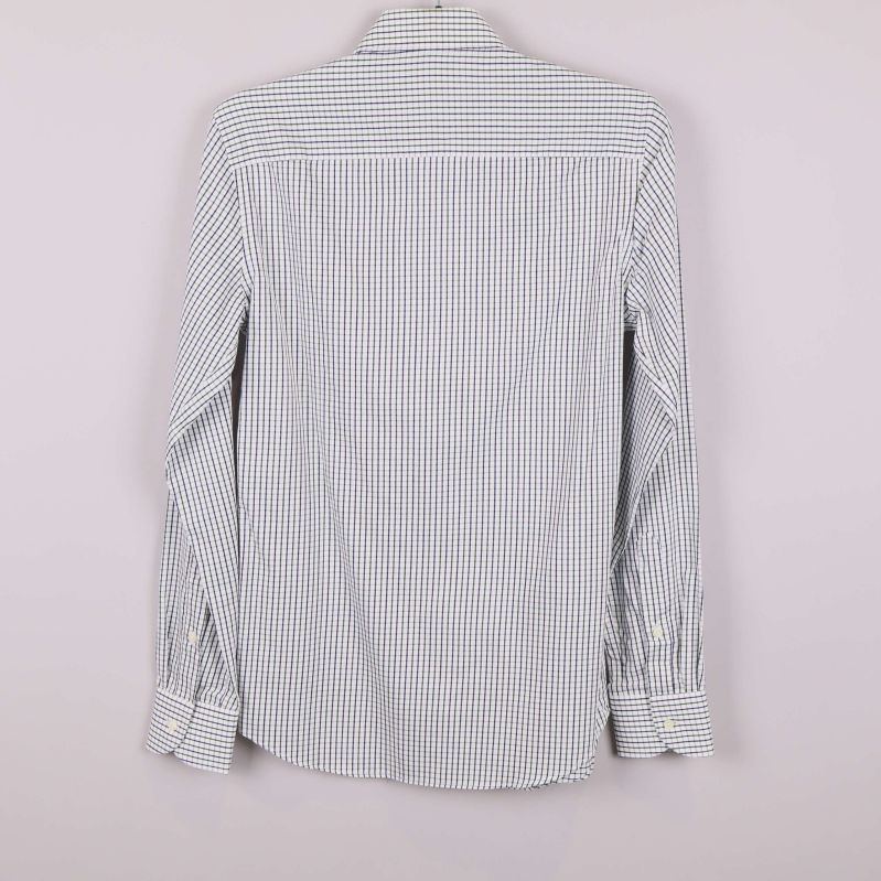 Detalj upptill av skjorta