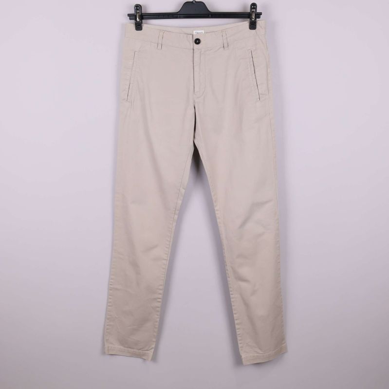 Helbild av beiga chinos