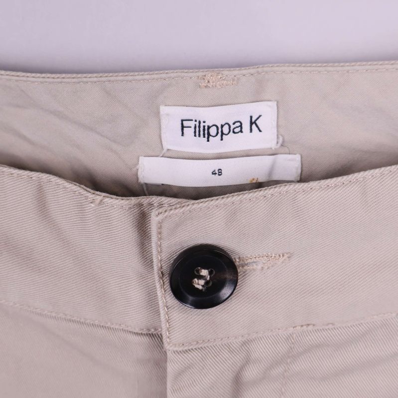 Närbild på midja och etikett