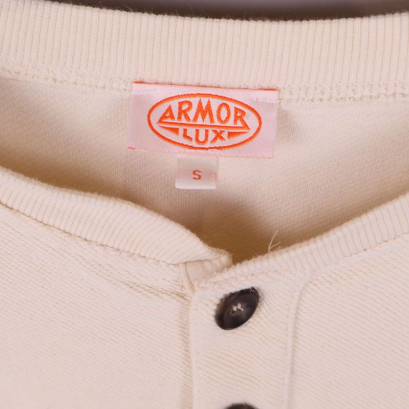 Baksida av henleytröja