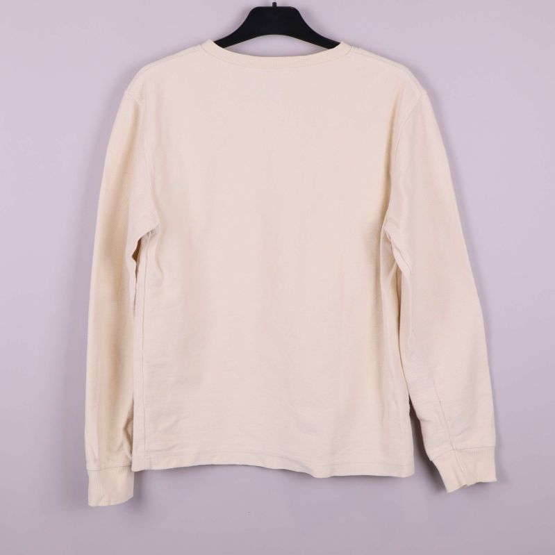 Logotypdetalj på tröjan