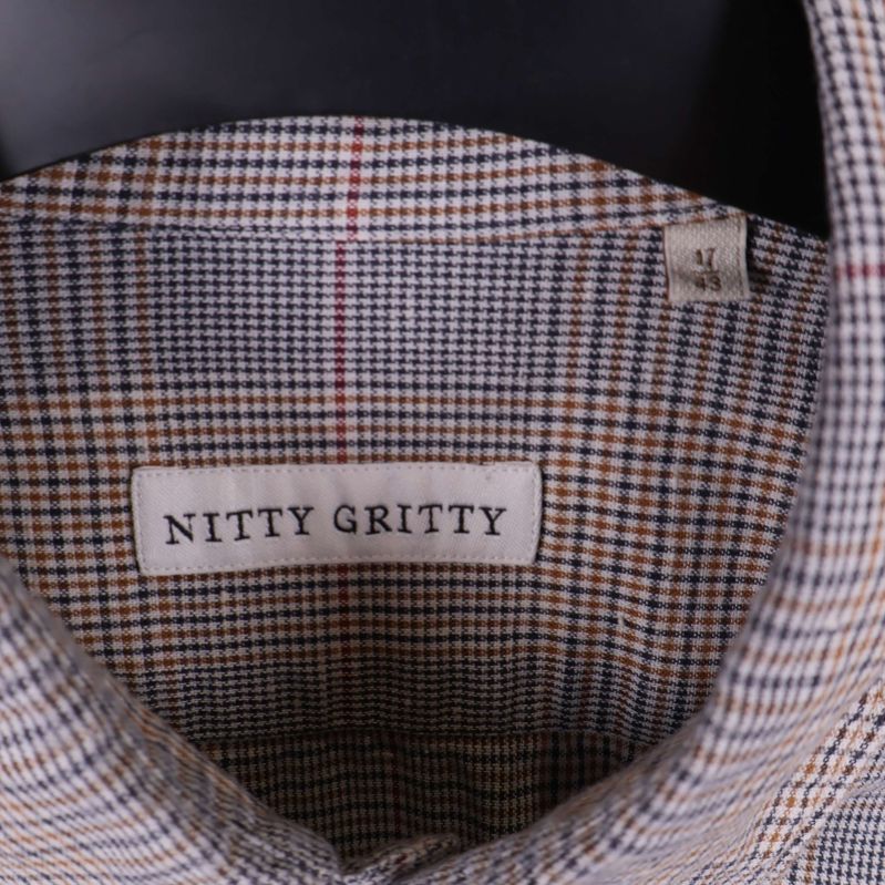 Detaljer på krage och knäppning