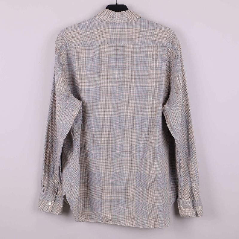 Närbild på skjortans nederdel