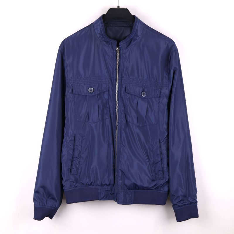 Jacka framifrån med dragkedja