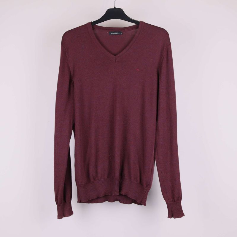 Vinröd v-ringad tröja på galge framifrån