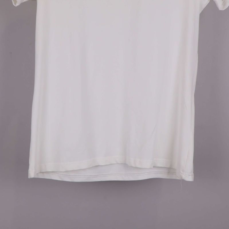 Nederdel på vit t-shirt med enkel fåll