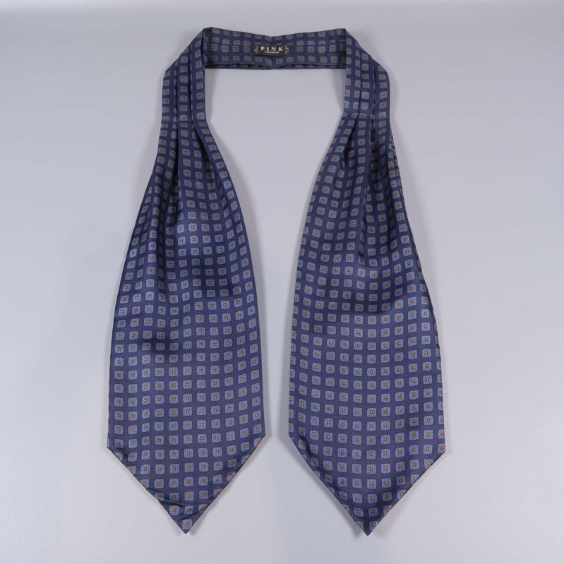 Scarfen med rutigt mönster hängandes uppvikt