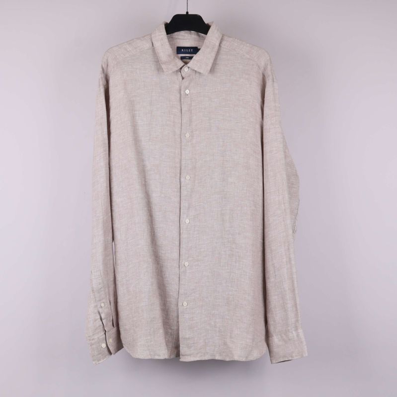 Ljusbeige långärmad linneskjorta framifrån på galge