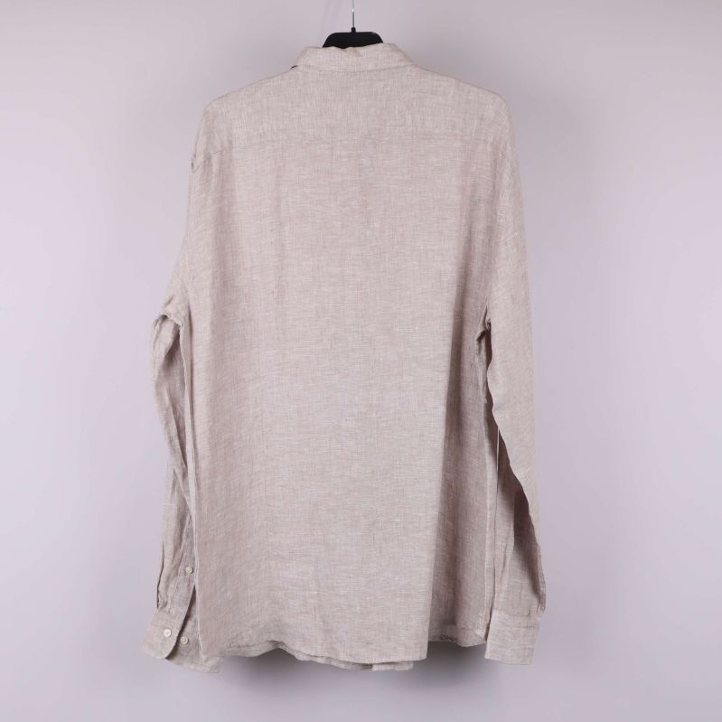 Ljusbeige långärmad linneskjorta bakifrån på galge