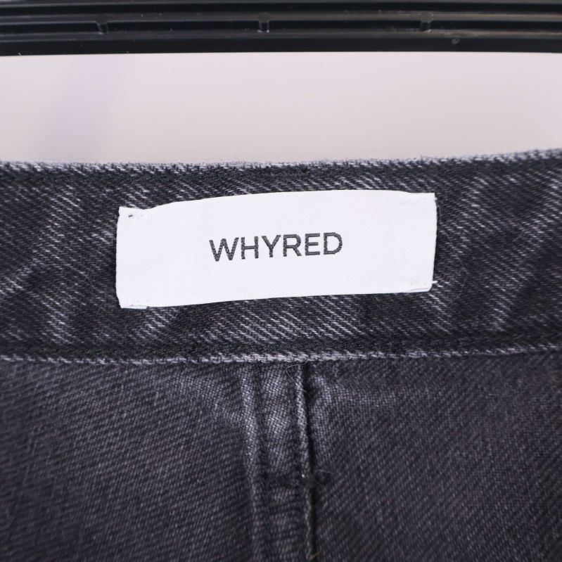 Whenred etikett synlig på jeansens insida av linning