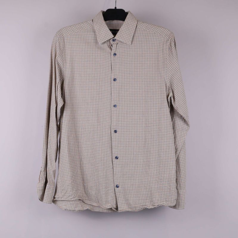 Rutig skjorta i beige och blå nyanser framifrån