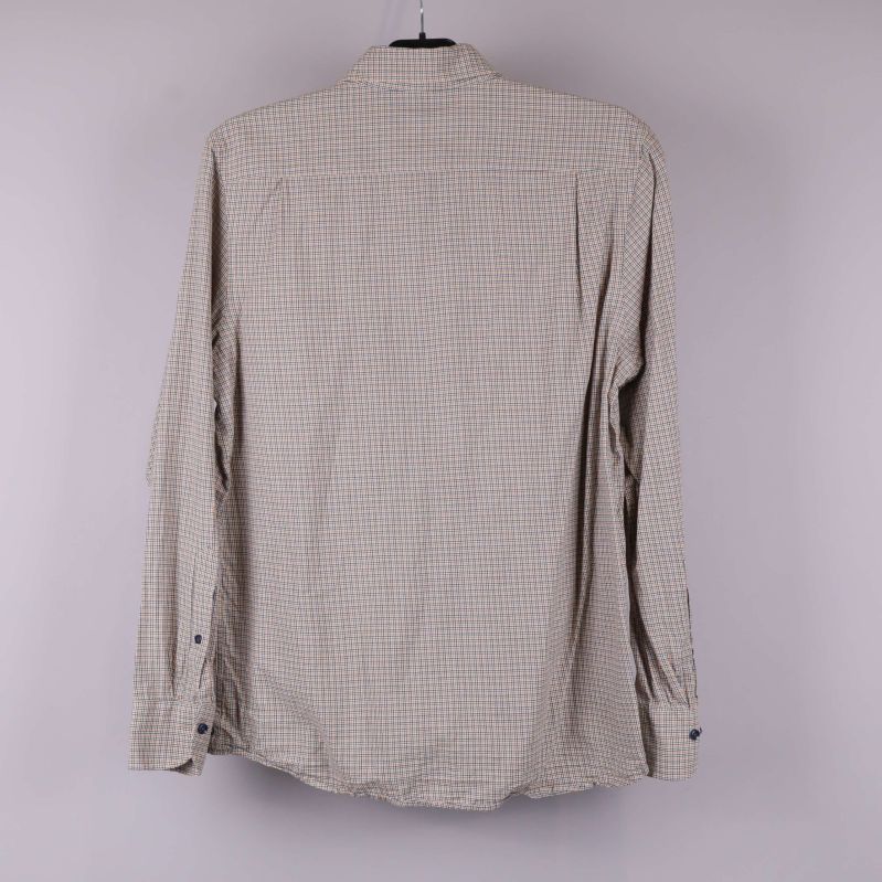 Rutig skjorta sedd bakifrån på galge