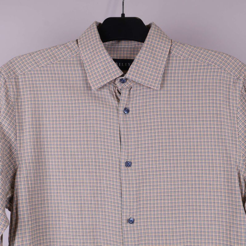 Närbild på krage och knappar på rutiga skjortan