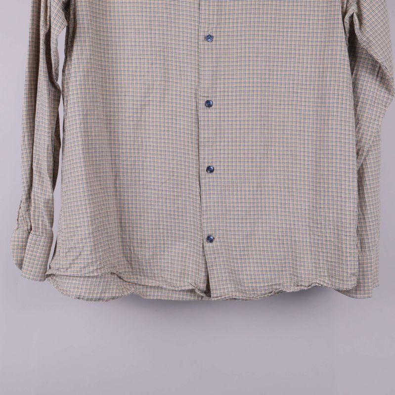 Nedre delen av rutiga skjortan med knappslå