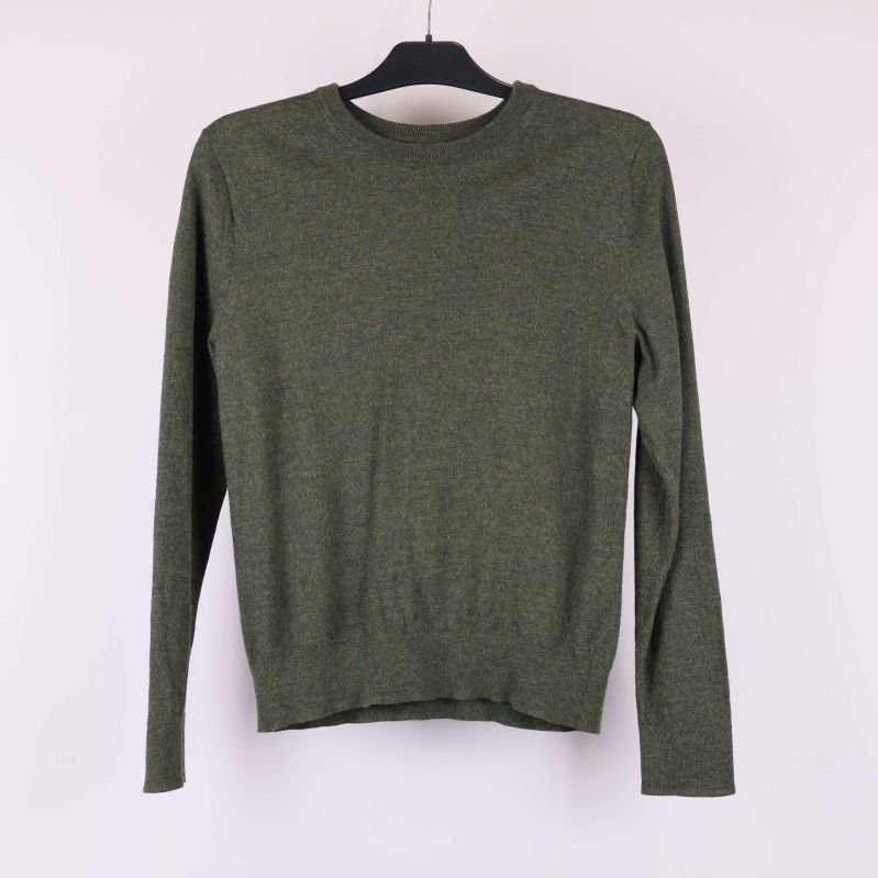 Grön långärmad tröja med rund hals framifrån