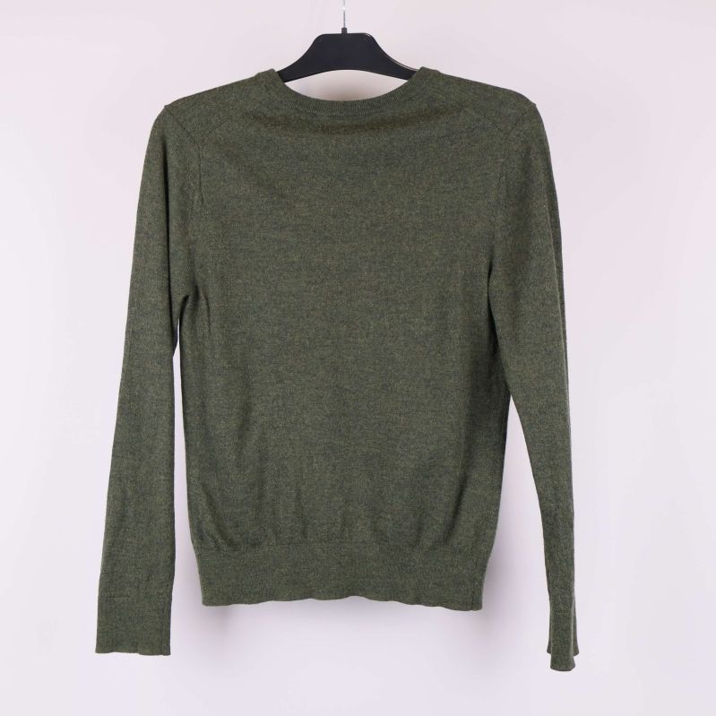 Grön långärmad tröja med rund hals bakifrån