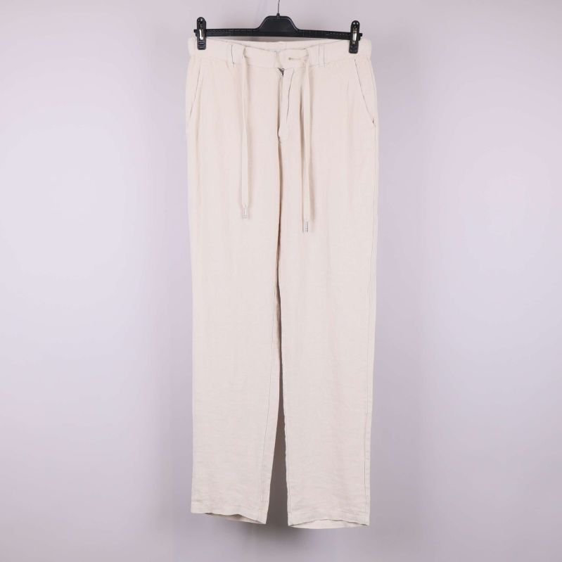 Ljusbeiga linnebyxor upphängda framifrån