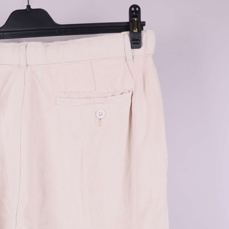 Bakficka med knapp på byxorna i närbild