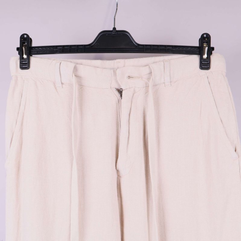 Närbild på linning med dragsko framtill