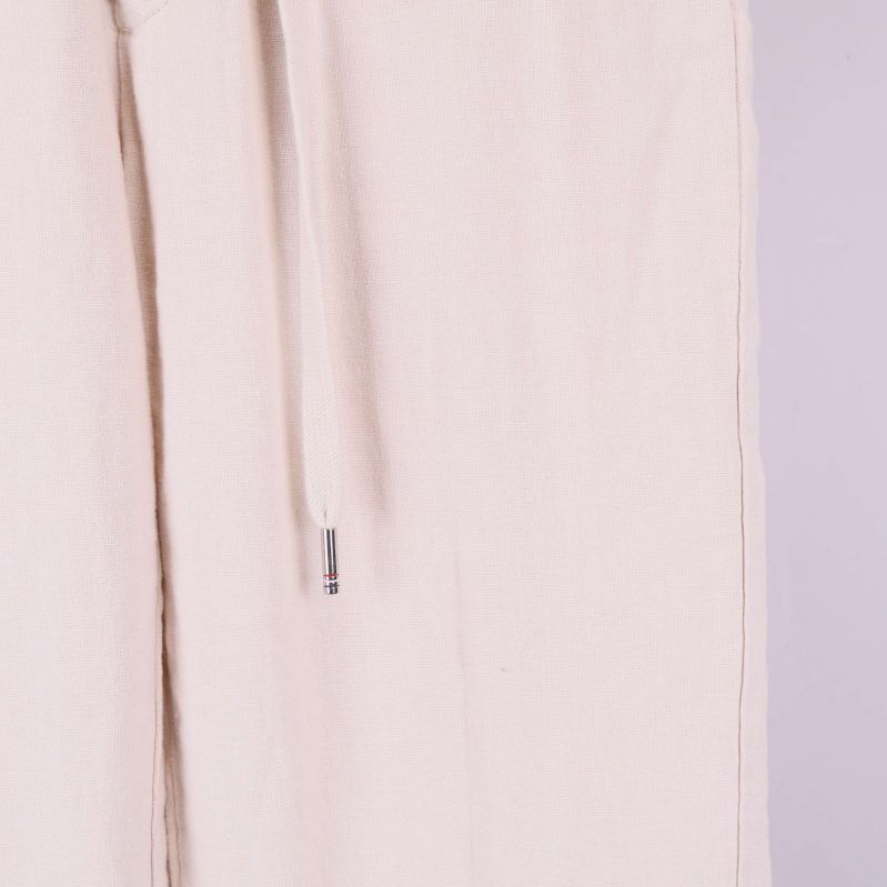 Närbild på linnebyxornas tyg och dragsko