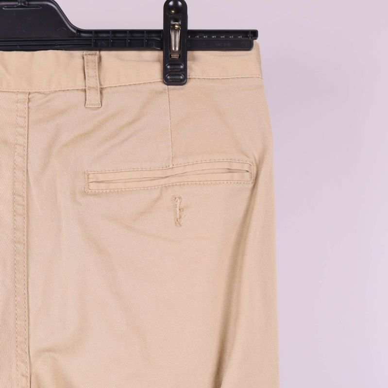 Närbild på bakficka och söm på byxa