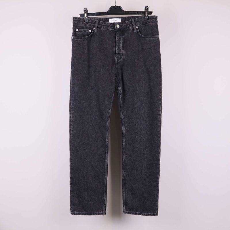 Framsidan av svarta raka jeans på galge