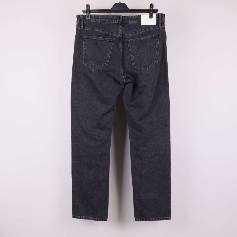 Baksidan av svarta raka jeans med dubbla bakfickor