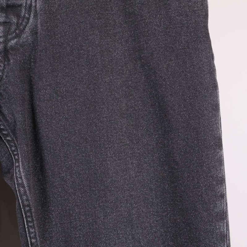 Närbild på tygets struktur och tvättad finish på jeansen