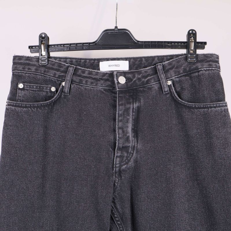 Närbild på midja och framfickor på svarta jeans