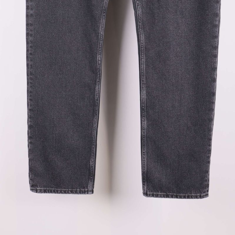 Benavslut och nederkant av svarta raka jeans