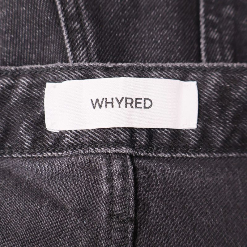 Whyred logotyp i vitt på innerlapp i midjan