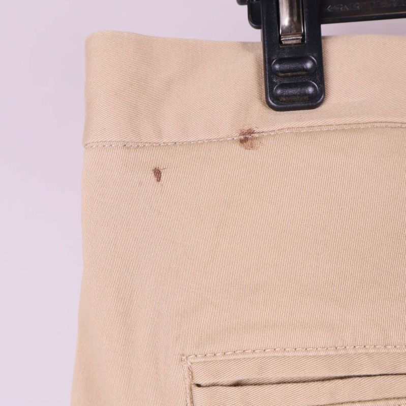 Närbild av fläck upptill på baksidan av byxorna