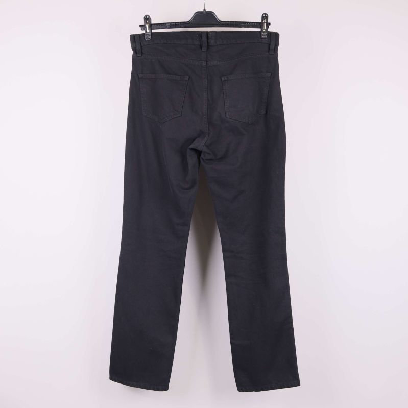 Baksida av svarta raka byxor med fickor