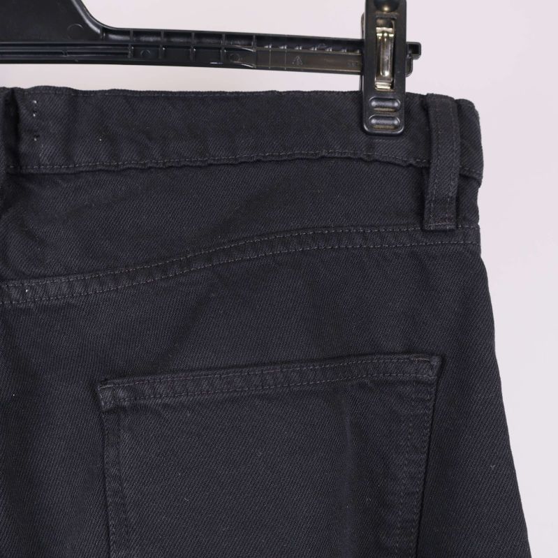 Närbild på baksidan av byxlinningen och bakficka