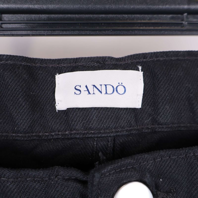 Närbild på Sandö-märkesetiketten i linningen