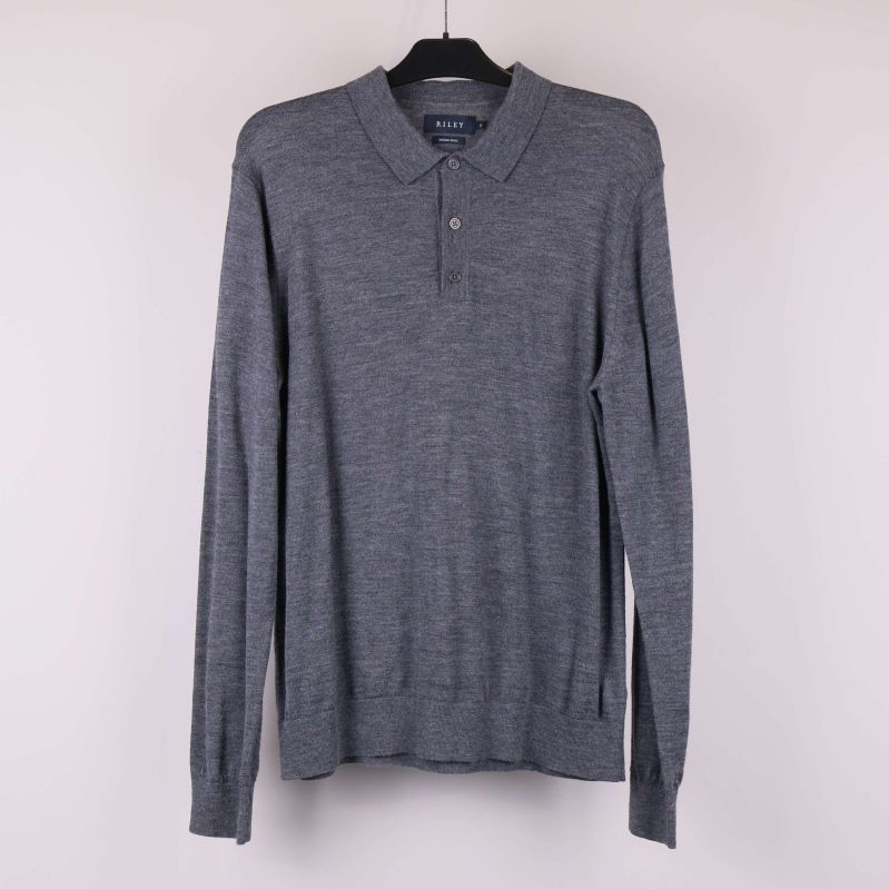 Grå långärmad polotröja på galge, framifrån