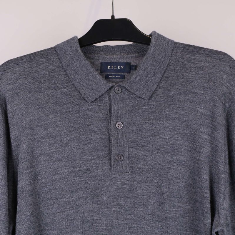 Närbild på krage och knäppning framtill på tröjan