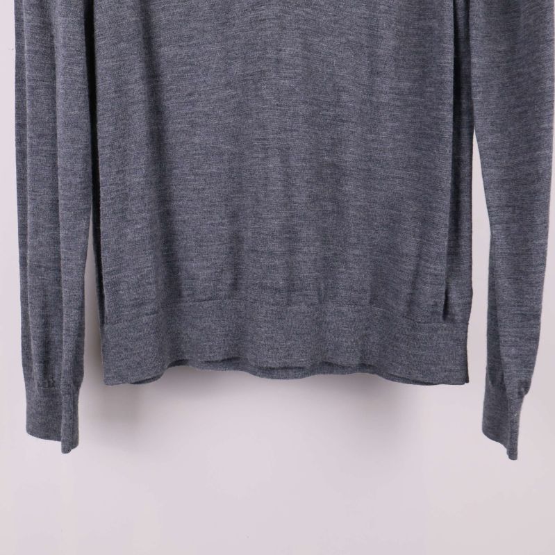 Närbild på tröjans nederkant och muddar