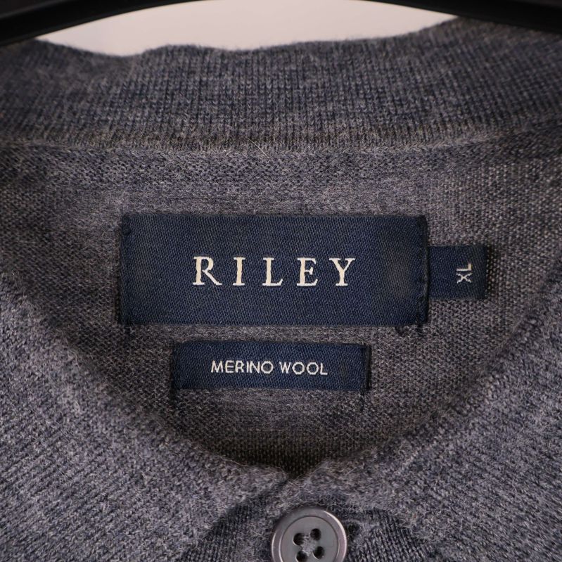 Närbild på Riley-märkning och merinoullsetikett